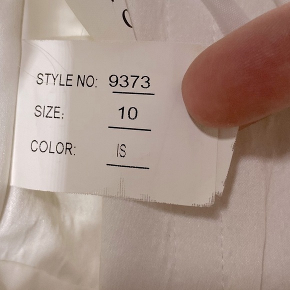 Allure Bridals White Wedding Dress With Veil 10 - Picture 6 of 16